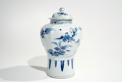 Een blauwwitte Delftse chinoiserie dekselvaas, 2e helft 17e eeuw