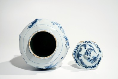 Een blauwwitte Delftse chinoiserie dekselvaas, 2e helft 17e eeuw