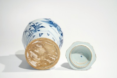 Een blauwwitte Delftse chinoiserie dekselvaas, 2e helft 17e eeuw
