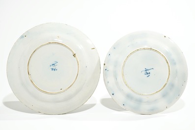 Vier blauwwitte en polychrome Delftse borden met pauwstaart decor, 18e eeuw