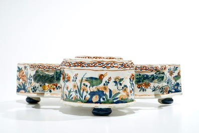 A Dutch Delft cashmire palette cruet stand, 17/18th C.