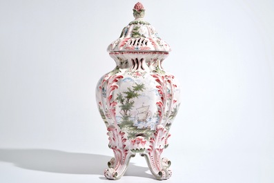 Un grand vase couvert en fa&iuml;ence dans le style de Marseille, 19&egrave;me
