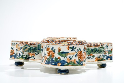A Dutch Delft cashmire palette cruet stand, 17/18th C.