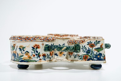A Dutch Delft cashmire palette cruet stand, 17/18th C.