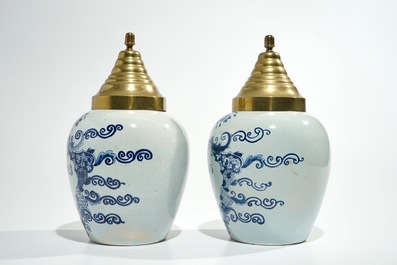 Une paire de pots &agrave; tabac en fa&iuml;ence de Delft bleu et blanc, 19&egrave;me