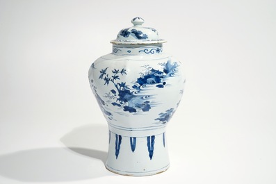 Een blauwwitte Delftse chinoiserie dekselvaas, 2e helft 17e eeuw