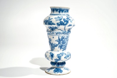 Een blauwwitte Delftse chinoiserie vaas, 2e helft 17e eeuw