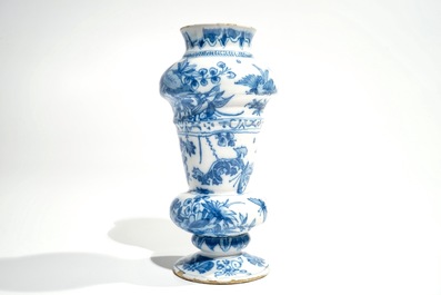 Een blauwwitte Delftse chinoiserie vaas, 2e helft 17e eeuw