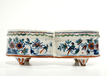 A Dutch Delft cashmire palette cruet set for oil and vinegar, 17/18th C.