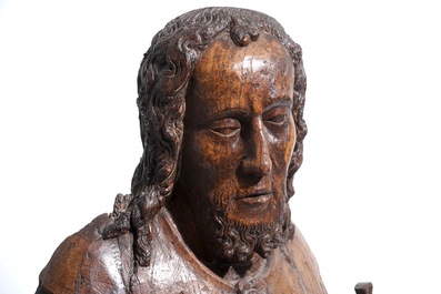 Een grote eiken sculptuur van Christus als Salvator Mundi, Vlaanderen, 16e eeuw