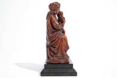Een Madonna met kind in palmhout, 17e eeuw