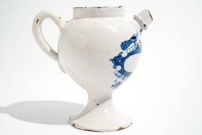 Une chevrette en fa&iuml;ence de Delft bleu et blanc, 18&egrave;me