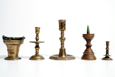 Een bronzen wijwateremmer en vier diverse miniatuur kandelaars, 16/17e eeuw en later
