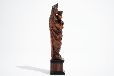Une Vierge &agrave; l'Enfant en buis sculpt&eacute; et dor&eacute; sur socle en palissandre, 16/17&egrave;me