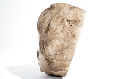 A Flemish carved marble cherub head, 16/17th C.