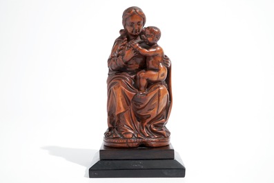 Een Madonna met kind in palmhout, 17e eeuw