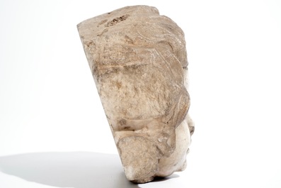 A Flemish carved marble cherub head, 16/17th C.
