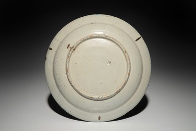 Une assiette en fa&iuml;ence de Delft polychrome &agrave; d&eacute;cor quatre-coeurs et une polylob&eacute;e en blanc de Delft, 18&egrave;me