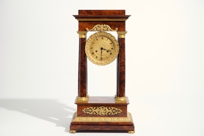 Une pendule Empire en acajou et bronze dor&eacute;, France, 19&egrave;me