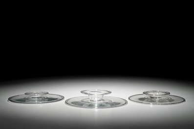 Drie Engelse glazen tazza op lage voet, 19e eeuw