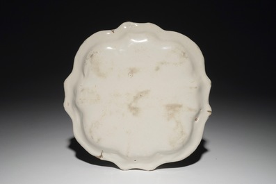 Une assiette en fa&iuml;ence de Delft polychrome &agrave; d&eacute;cor quatre-coeurs et une polylob&eacute;e en blanc de Delft, 18&egrave;me