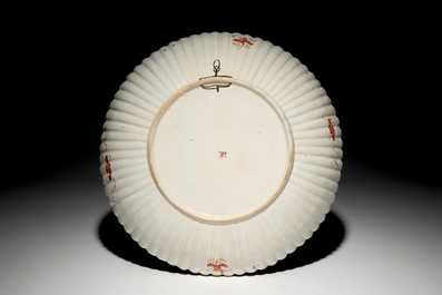 Un plat en fa&iuml;ence dor&eacute;e de Delft &agrave; d&eacute;cor de chinoiserie, 18&egrave;me
