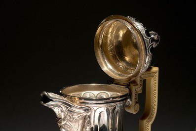 Een Louis XVI zilveren koffie- en melkkan met ivoren handgrepen en een suikerpot, gemerkt J. Roelandts, Gent, 1779