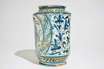 Een grote albarello met wapendecor in Italiaanse majolica, Deruta, 17e eeuw