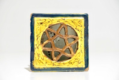 Een polychrome Delftse miniatuur stoof met test, 18e eeuw