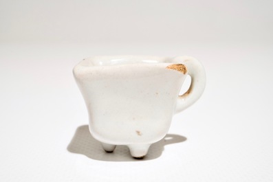 Een polychrome Delftse miniatuur stoof met test, 18e eeuw