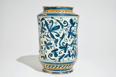 Een grote albarello met wapendecor in Italiaanse majolica, Deruta, 17e eeuw