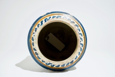 Een grote albarello met wapendecor in Italiaanse majolica, Deruta, 17e eeuw