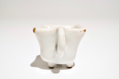 Een polychrome Delftse miniatuur stoof met test, 18e eeuw