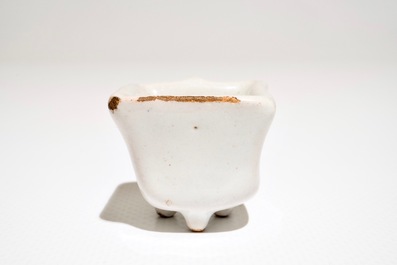Een polychrome Delftse miniatuur stoof met test, 18e eeuw