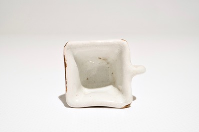 Een polychrome Delftse miniatuur stoof met test, 18e eeuw