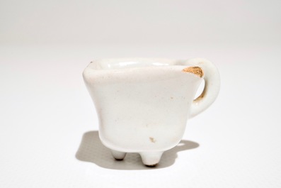 Een polychrome Delftse miniatuur stoof met test, 18e eeuw