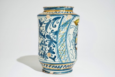 Een grote albarello met wapendecor in Italiaanse majolica, Deruta, 17e eeuw