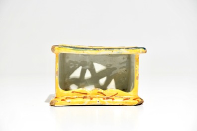 Een polychrome Delftse miniatuur stoof met test, 18e eeuw