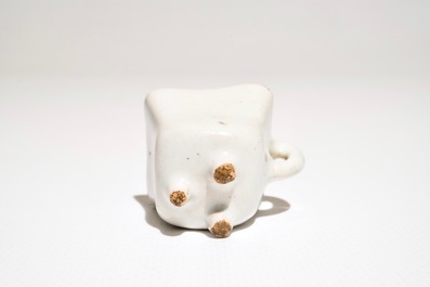 Een polychrome Delftse miniatuur stoof met test, 18e eeuw
