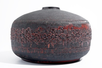Un vase moderniste de forme cylindrique &agrave; d&eacute;cor en relief, Perignem, 2&egrave;me moiti&eacute; du 20&egrave;me