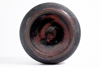 Un vase moderniste de forme cylindrique &agrave; d&eacute;cor en relief, Perignem, 2&egrave;me moiti&eacute; du 20&egrave;me