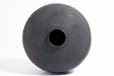 Un vase moderniste de forme cylindrique &agrave; d&eacute;cor en relief, Perignem, 2&egrave;me moiti&eacute; du 20&egrave;me