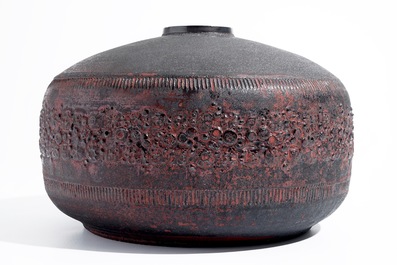 Un vase moderniste de forme cylindrique &agrave; d&eacute;cor en relief, Perignem, 2&egrave;me moiti&eacute; du 20&egrave;me