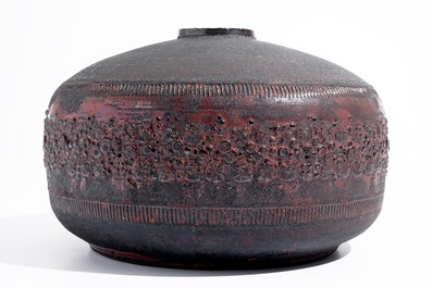 Un vase moderniste de forme cylindrique &agrave; d&eacute;cor en relief, Perignem, 2&egrave;me moiti&eacute; du 20&egrave;me