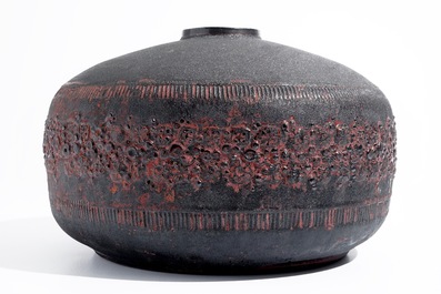 Un vase moderniste de forme cylindrique &agrave; d&eacute;cor en relief, Perignem, 2&egrave;me moiti&eacute; du 20&egrave;me