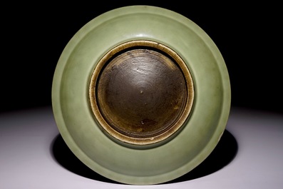 Een Chinese celadon schotel met onderglazuur lotusdecor, 18/19e eeuw