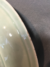 Un plat en porcelaine de Chine c&eacute;ladon &agrave; d&eacute;cor floral, 18/19&egrave;me