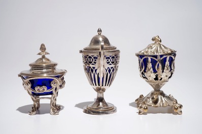 Drie zilveren mosterdpotten met binnenwerk in blauw kristal, 19e eeuw