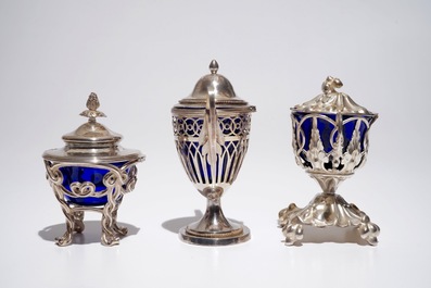 Drie zilveren mosterdpotten met binnenwerk in blauw kristal, 19e eeuw