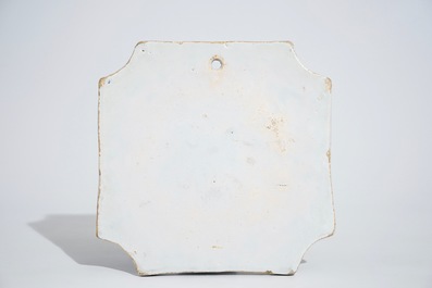 Une plaque carr&eacute;e en fa&iuml;ence de Delft &agrave; d&eacute;cor Watteau, milieu du 18&egrave;me